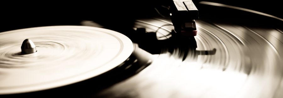 Vinyl record spinning, photo by: Hernán Piñera (flickr)