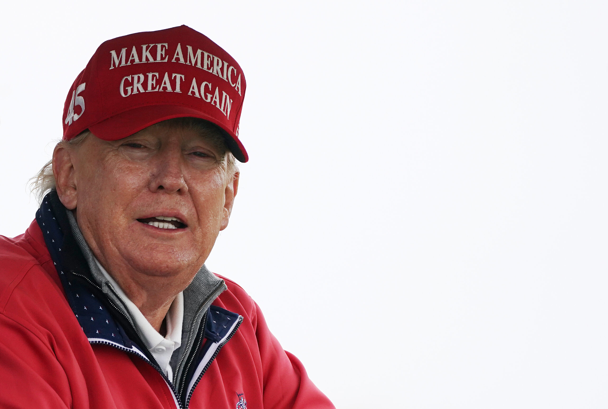 US president Donal Trump weating a MAGA cap