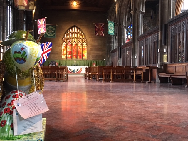 bee-member_in_the_regimental_chapel