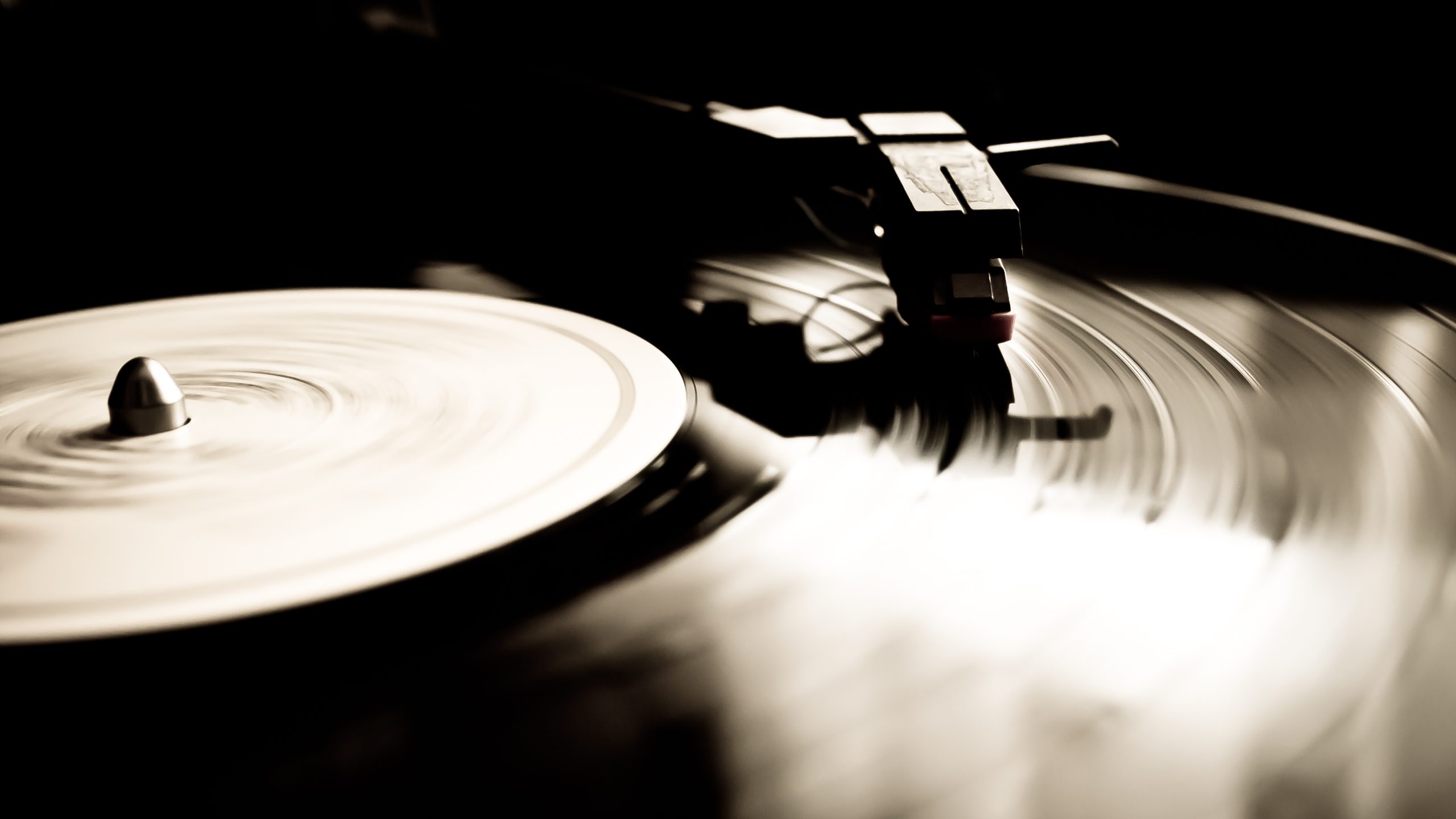 Vinyl record spinning, photo by: Hernán Piñera (flickr)